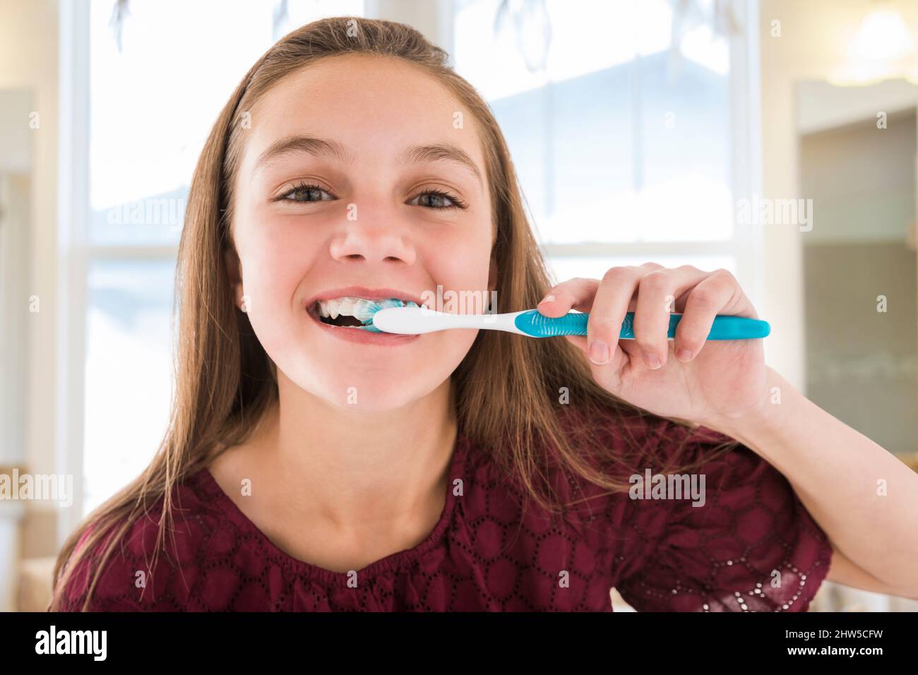 Ritratto di ragazza sorridente (12-13) denti spazzolanti Foto Stock