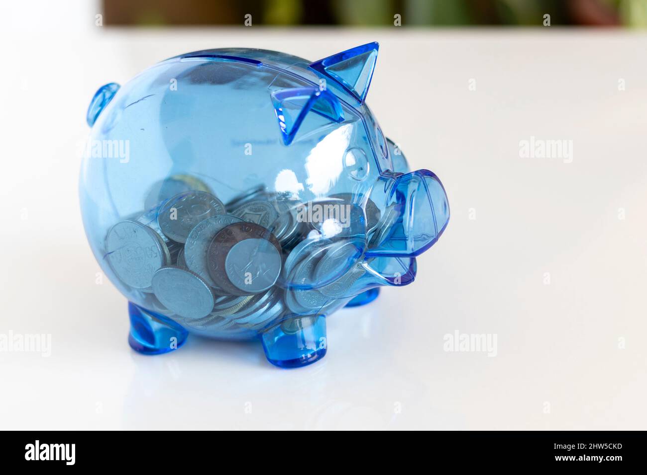 Idea o concetto di risparmio di denaro per raggiungere l'obiettivo o l'obiettivo Foto Stock