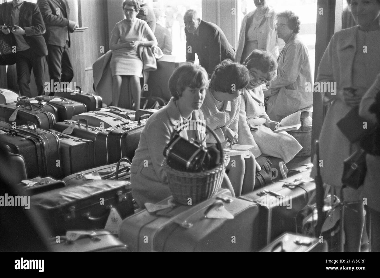 I turisti in attesa del loro volo ritardato saranno chiamati all'aeroporto di Southend il 13th luglio 1968 Foto Stock