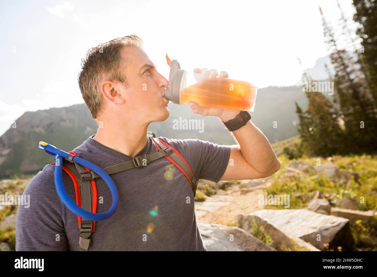 Stati Uniti, Utah, Alpine, escursionista maschile bere da bottiglia Foto Stock