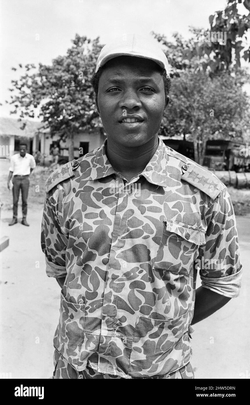Un soldato di Biafran sorridente visto qui durante il concico di Biafran. 11th giugno 1968 la guerra civile nigeriana, nota anche come guerra di Biafran, durò due anni e mezzo, dal 6 luglio 1967 al 15 gennaio 1970, e fu combattuta per contrastare la secessione di Biafra dalla Nigeria. Il popolo indigeno Igbo di Biafra sentì di non poter più coesistere con il governo federale dominato dal nord a seguito dell'indipendenza dalla Gran Bretagna. Le tensioni politiche, economiche, etniche, culturali e religiose si sono infine trasformate in una guerra civile dopo il colpo di stato militare del 1966, poi contro-colpo di stato, che ha portato al colpo di stato Foto Stock