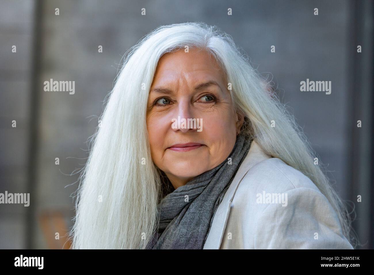 donna capelli bianchi