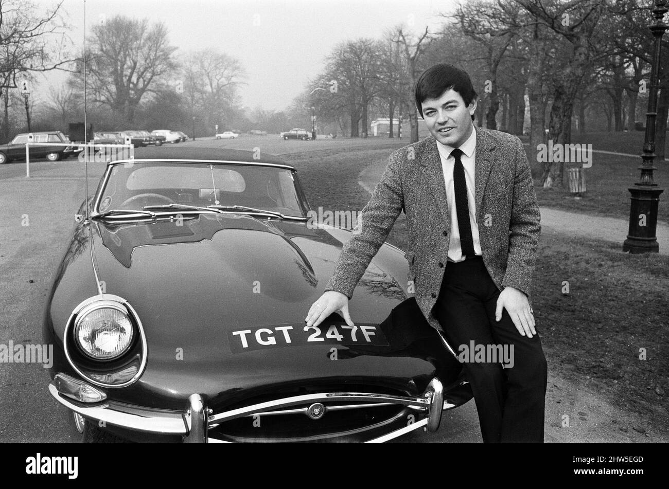 Tony Blackburn, radio One disc jockey, nella foto di Hyde Park, Londra. Viene visto con la sua nuova Jaguar e-Type: Il numero di registrazione è lo stesso della banda radio One - 247. 20th febbraio 1968. Foto Stock
