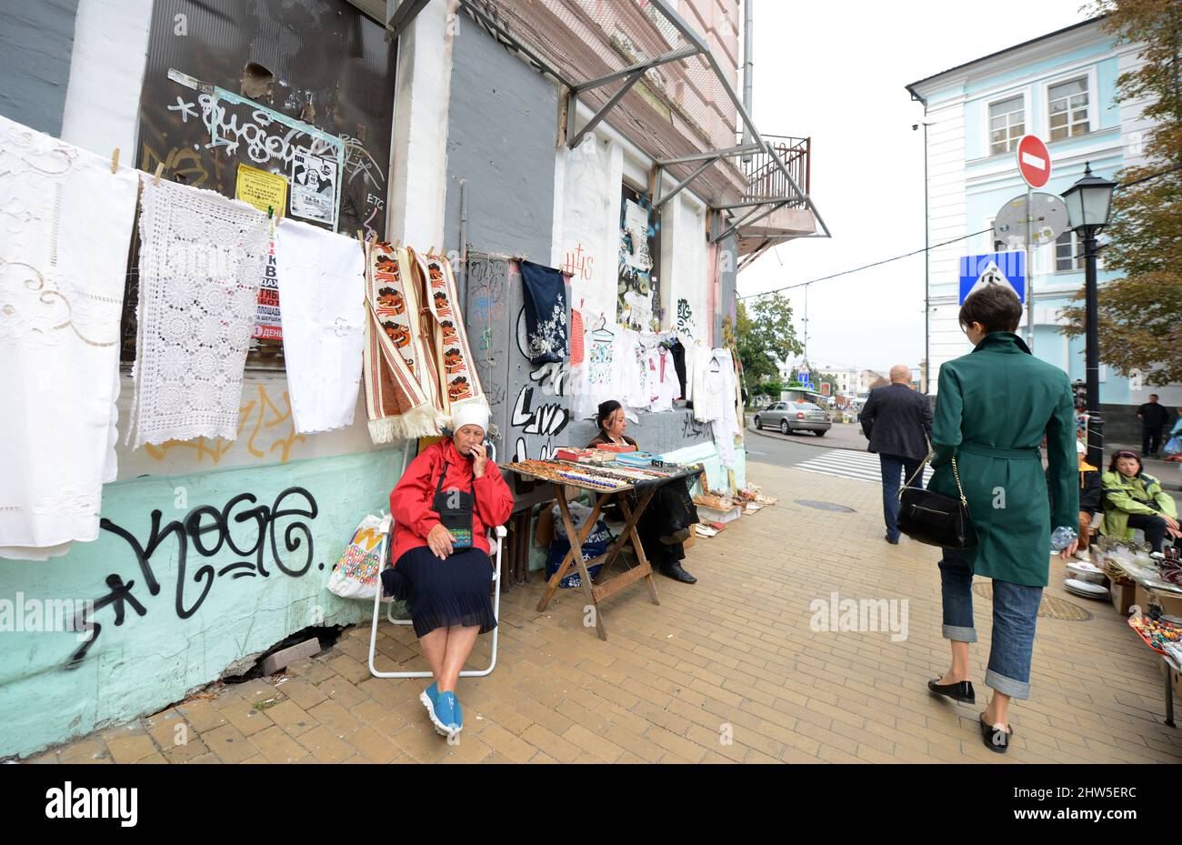 Venditori di artigianato e souvenir lungo la discesa Andriivs'kyi Foto Stock