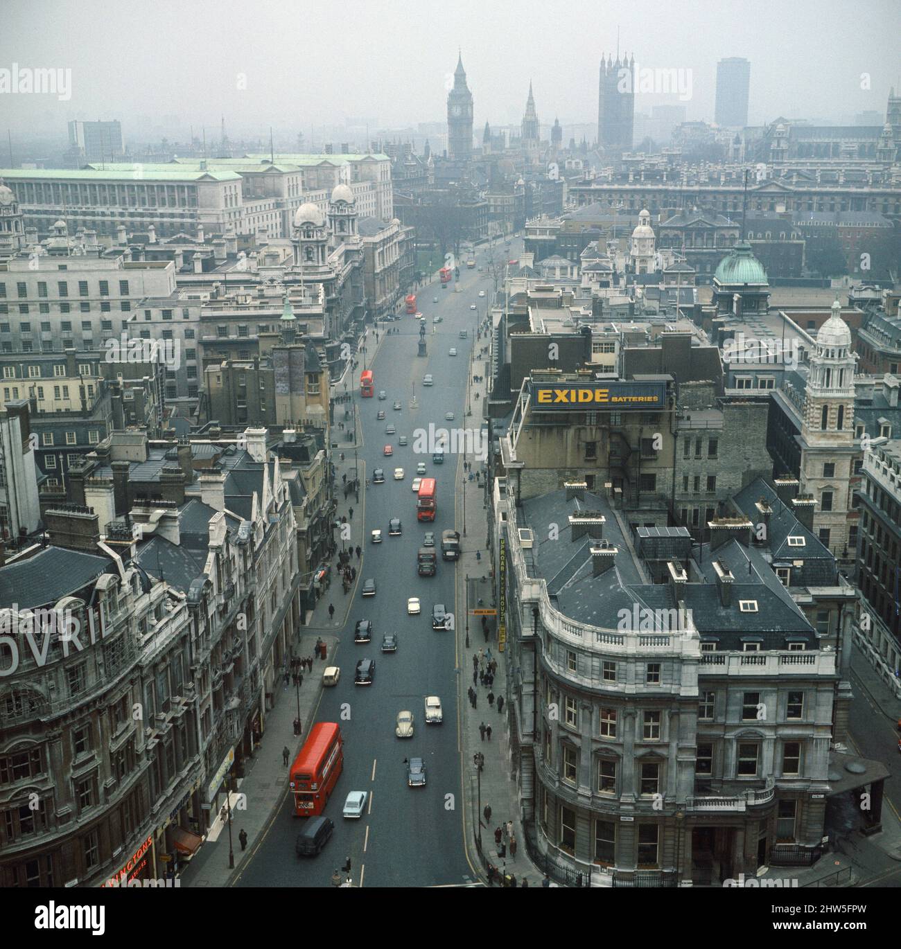 Una vista di Londra, guardando verso Whitehall, presa dalla parte superiore della colonna di Nelson mentre viene pulita. Trafalgar Square, Londra, 2nd marzo 1968. Foto Stock