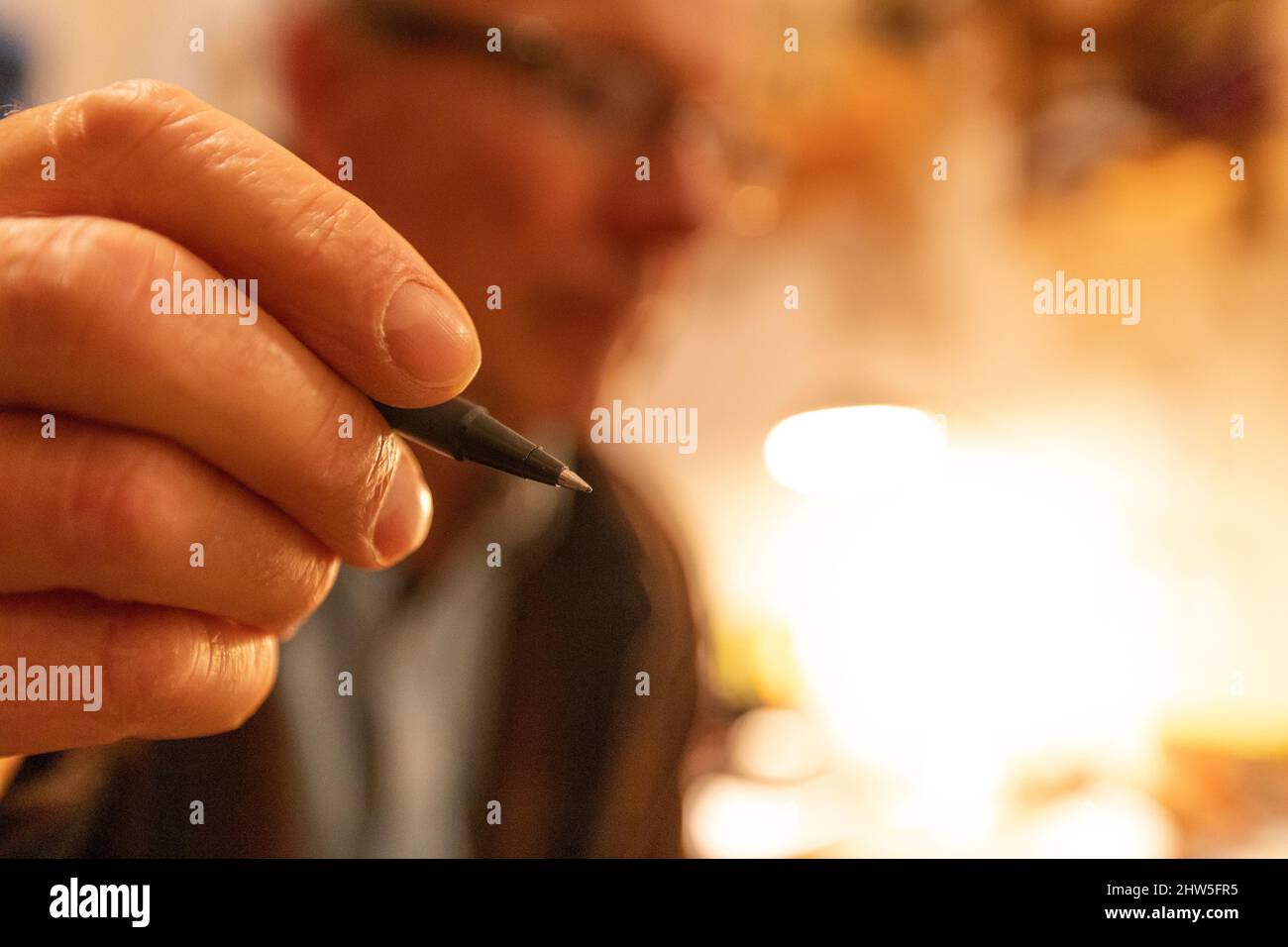 Primo piano della penna di supporto della mano mans Foto Stock