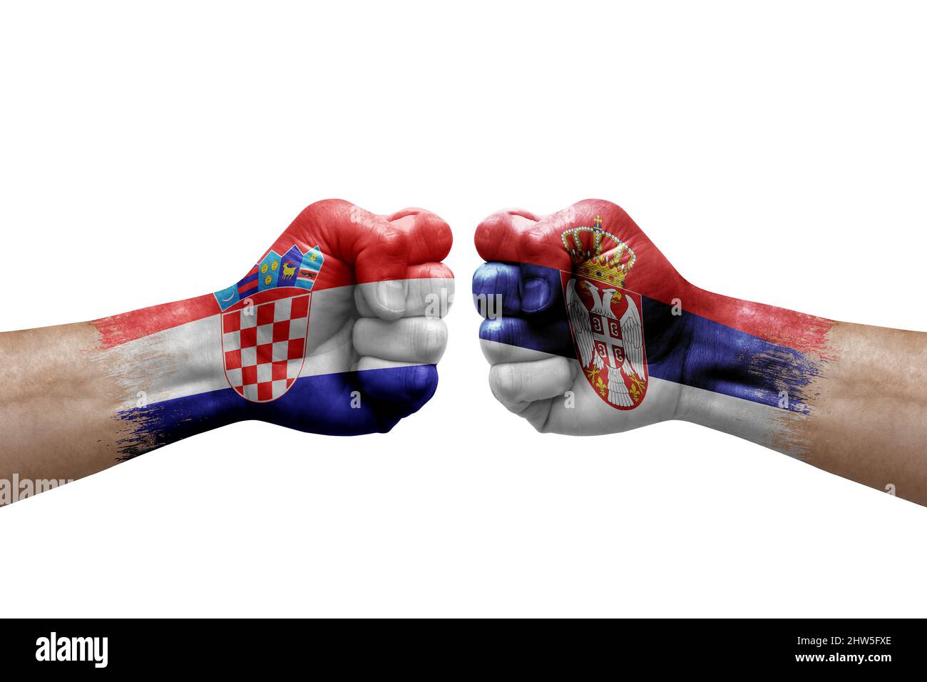 Due mani si pugno l'una all'altra su sfondo bianco. Bandiere di paese dipinte pugni, conflitto crisi concetto tra croazia e serbia Foto Stock