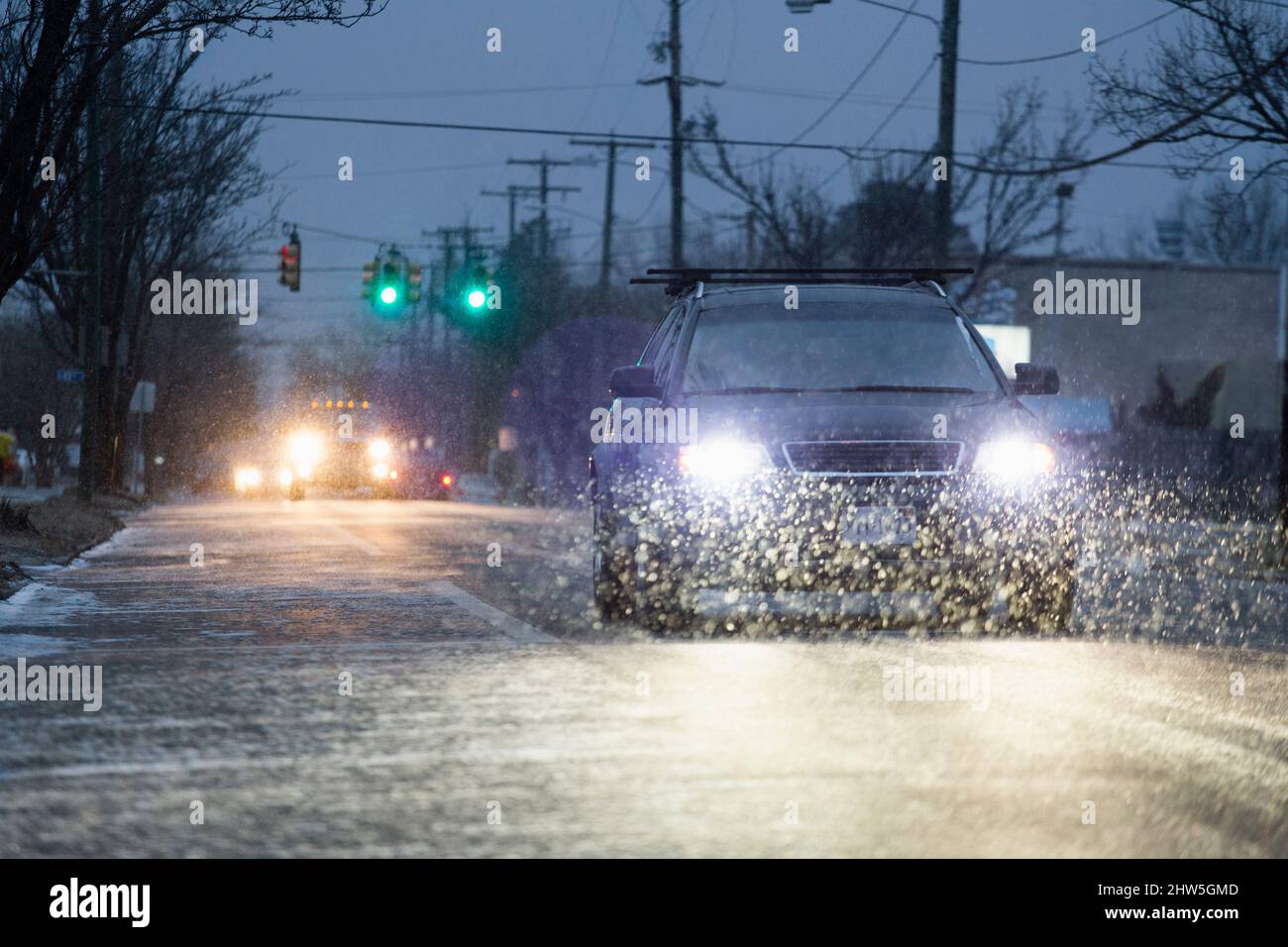 Stati Uniti, Virginia, automobili che guidano nella tempesta di neve Foto Stock