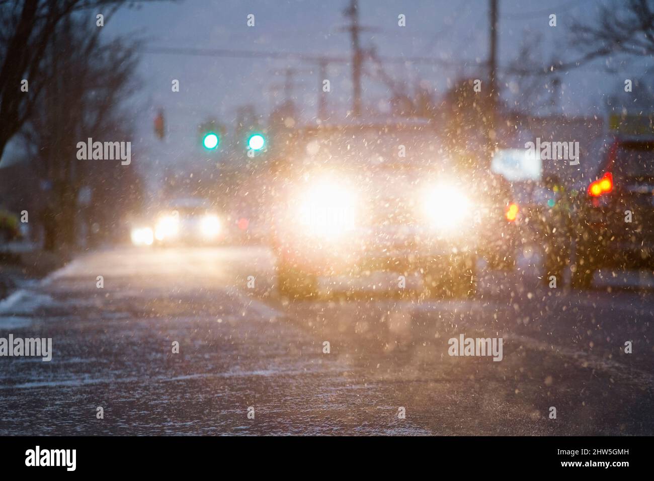 Stati Uniti , Virginia, automobili che guidano nella tempesta di neve Foto Stock