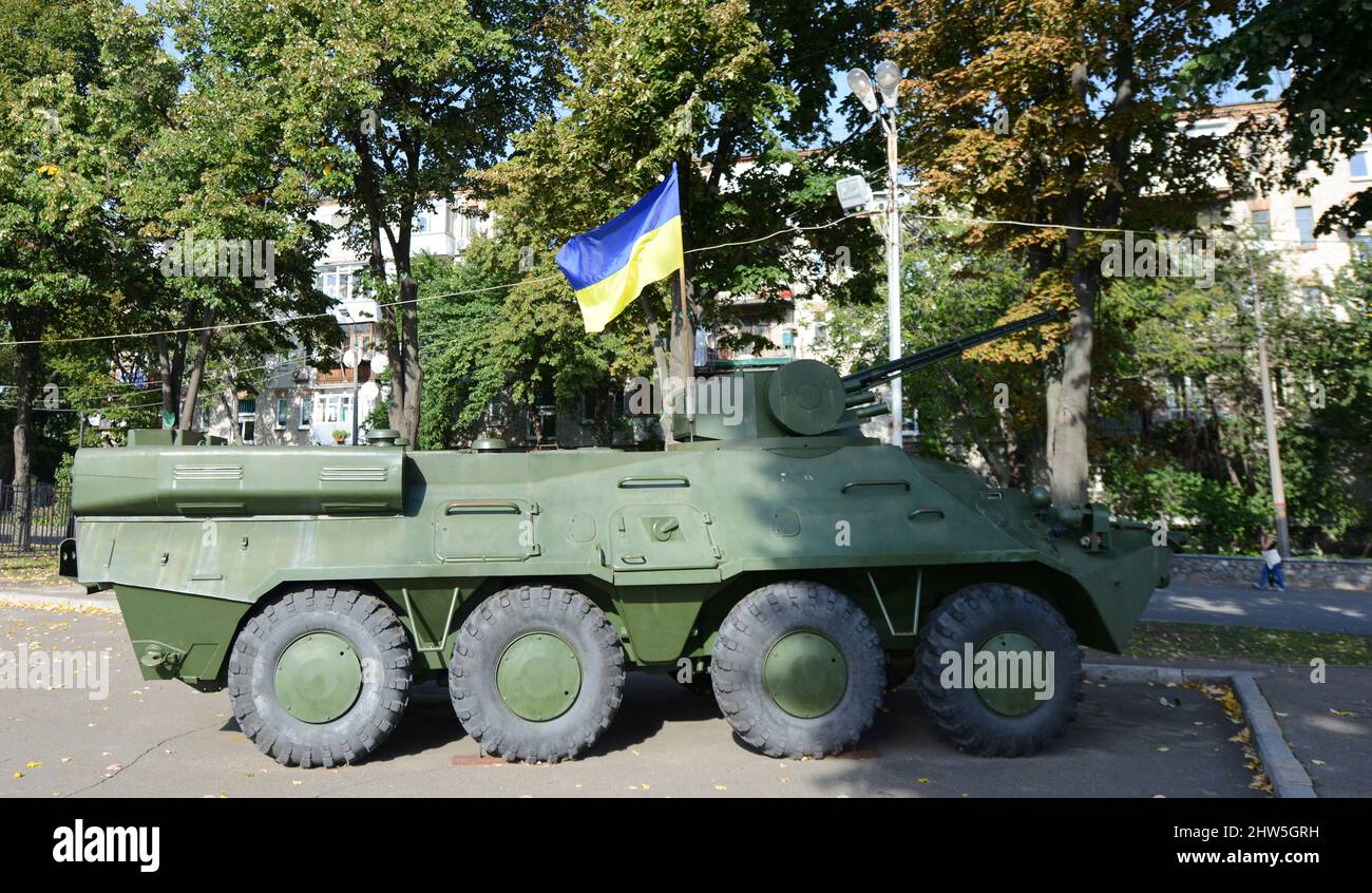 Complesso commemorativo del Museo della Grande Guerra Patriottica. Materiale militare esposto, sia vecchio o catturato durante il conflitto del 2014 in Ucraina orientale. Foto Stock