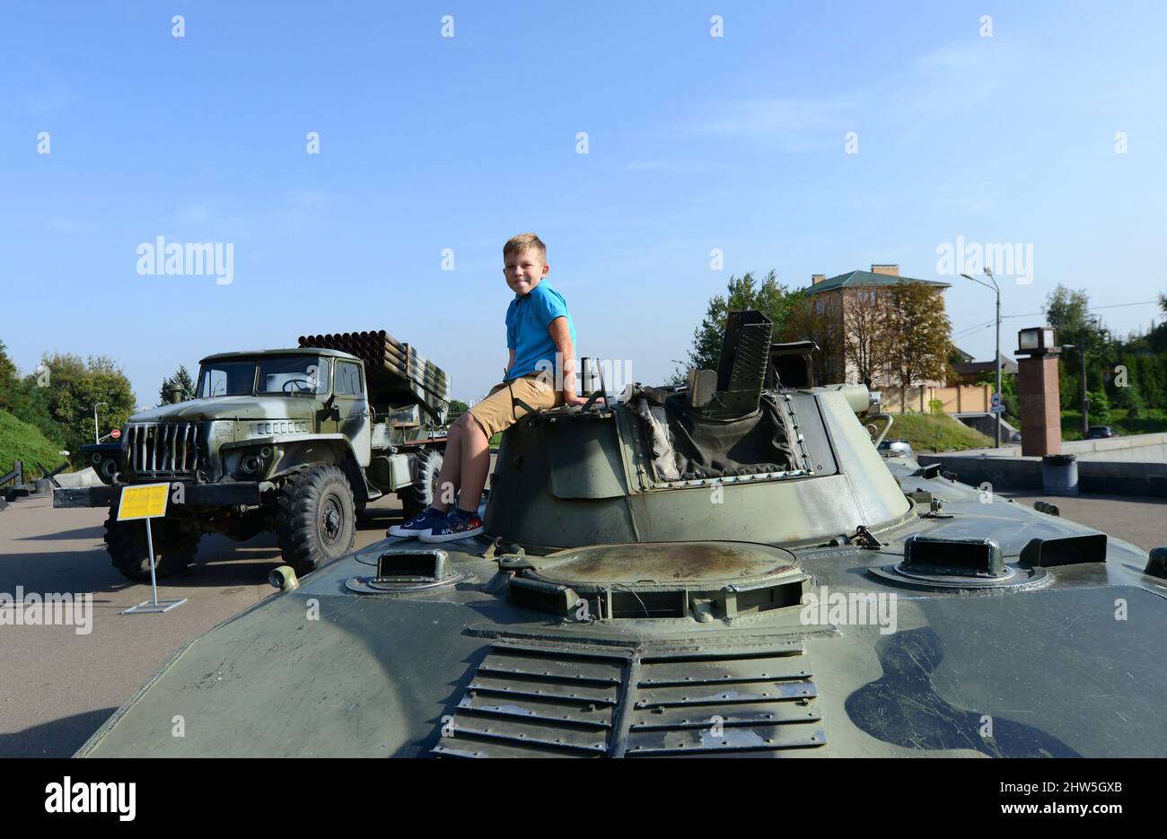 Complesso commemorativo del Museo della Grande Guerra Patriottica. Materiale militare esposto, sia vecchio o catturato durante il conflitto del 2014 in Ucraina orientale. Foto Stock