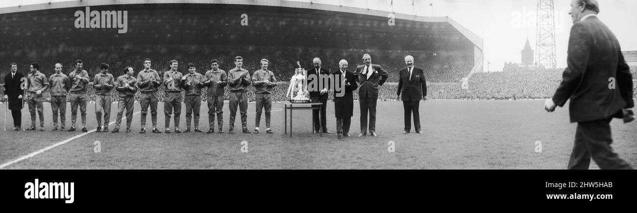 Old Trafford va selvaggio in un saluto ai campioni e l'uomo al centro di tutto è il manager Matt Busby. I suoi giocatori e le sue migliori partite di calcio si uniscono al tributo mentre il grande uomo esce per la sua medaglia. Da sinistra a destra David herd, Johnny Aston, Bobby Charlton, David sadler, George Best, Nobby Stiles, Bill Foulkes, Pat Crerand, Tony Dunne, Shay Brennan, Alex Stepney e Denis Law. Eric Howarth, assistente segretario della Football League, Sir Joseph Richards, ex presidente della Football League, Len Shipman presidente della Football League e Louis Edwards presidente della Manchester U. Foto Stock