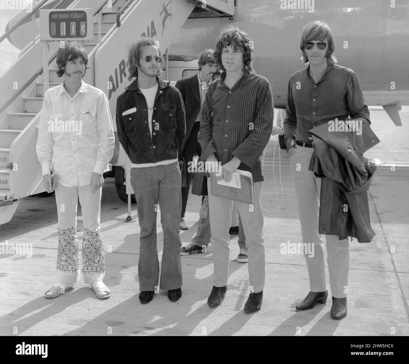 Il gruppo rock americano The Doors arriva all'aeroporto Heathrow di Londra. Sono da sinistra a destra: Il batterista John Densmore, il chitarrista Robbie Krieger, il cantante Jim Morrison e il tastierista Ray Manzarek. 3rd settembre 1968. Foto Stock