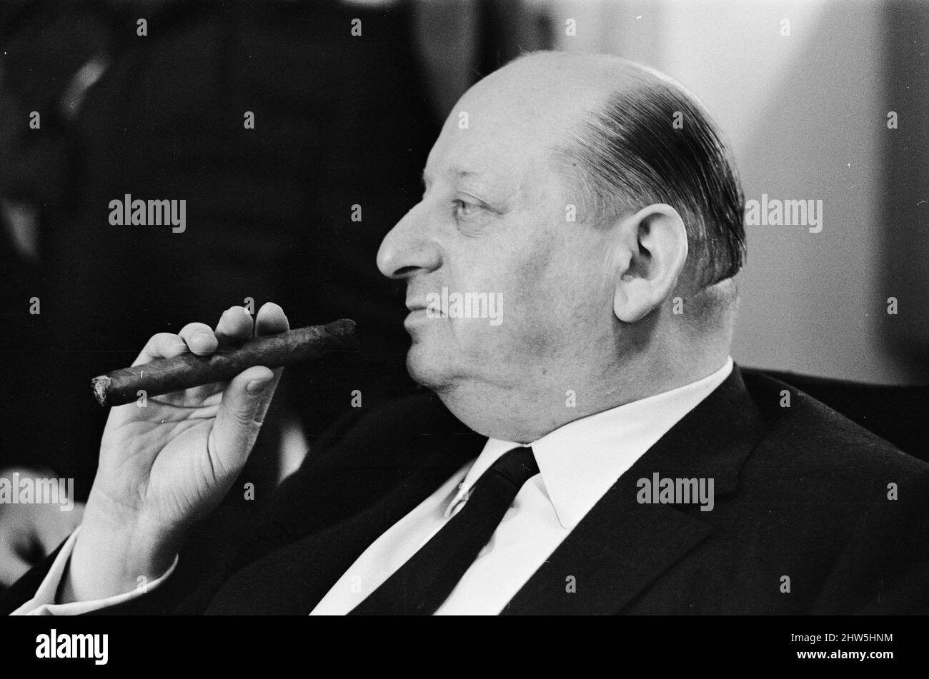 Media Mogul Lord Lew Grade fumare un sigaro. 24th gennaio 1967. Foto Stock