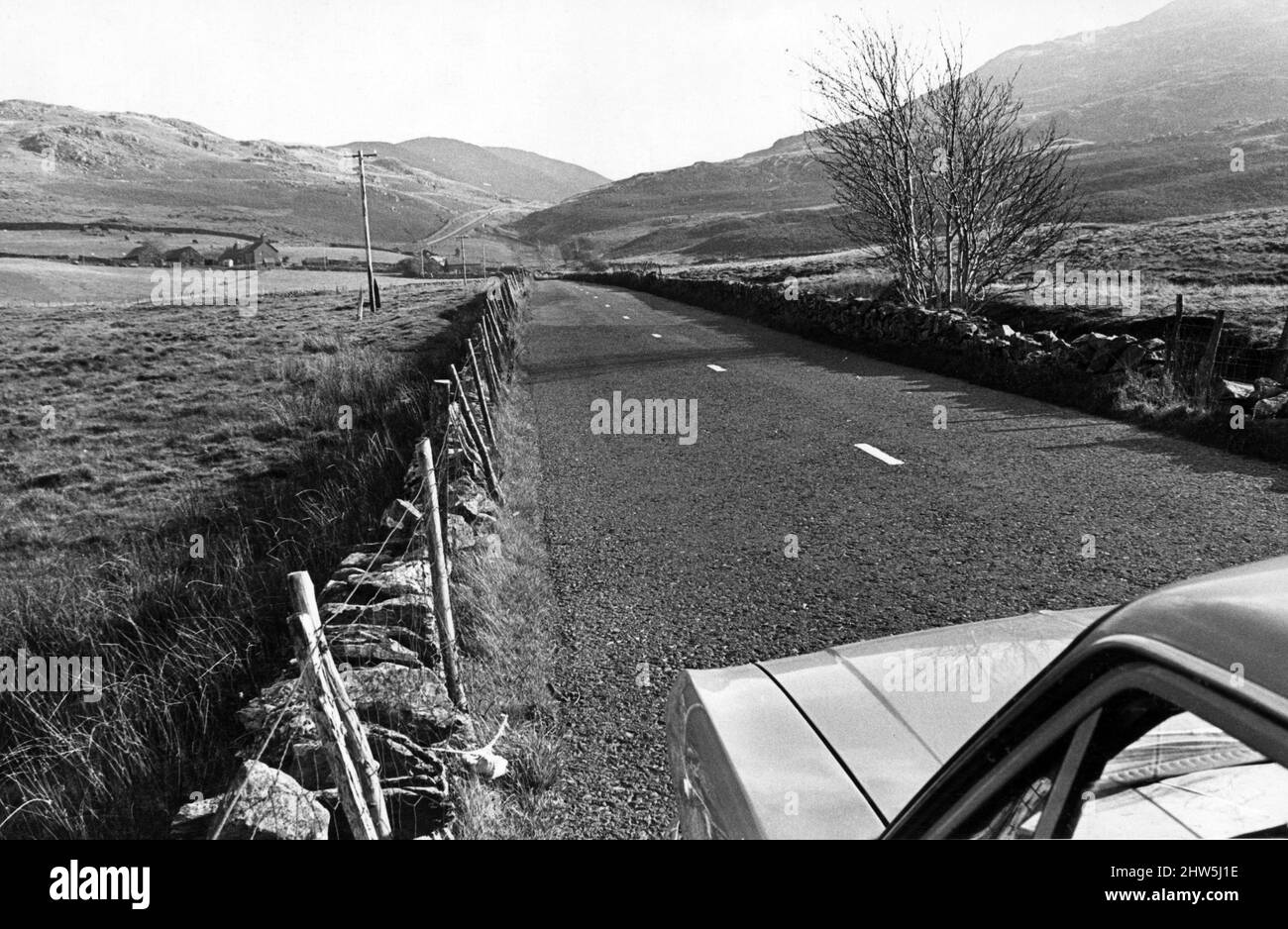 Guardando verso Dinas Mawddwy, Galles del Nord. Circa 1968. Foto Stock