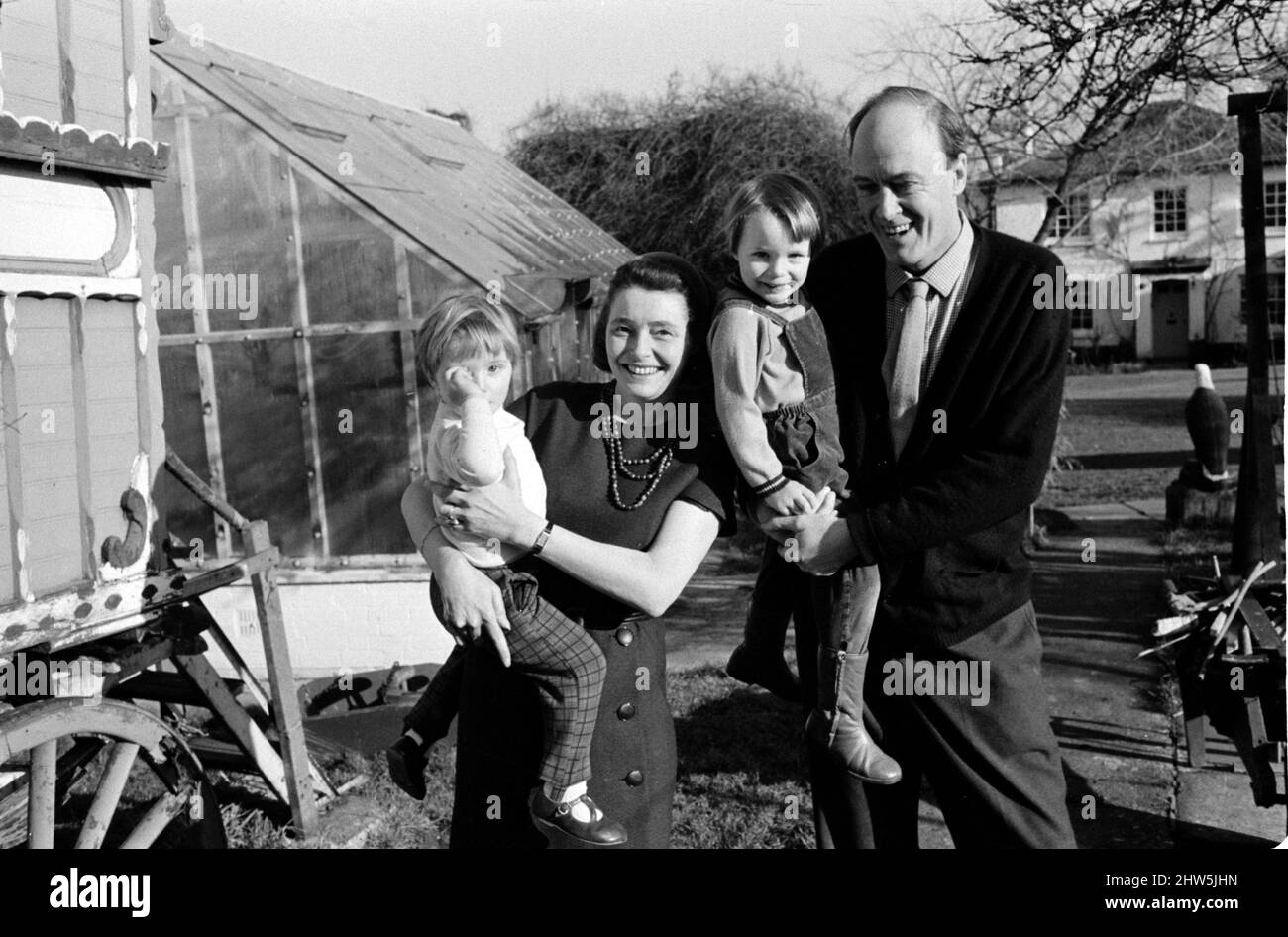 Autore Roald Dahl con la moglie Patricia Neal e i figli Lucy e Orphelia.31st Gennaio 1968. Y1057. Foto Stock