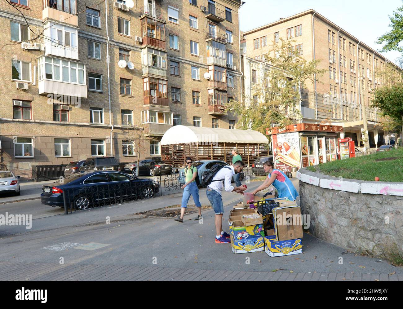 Una donna Ucraina che vende frutta in un angolo di strada a Kiev, Ucraina. Foto Stock