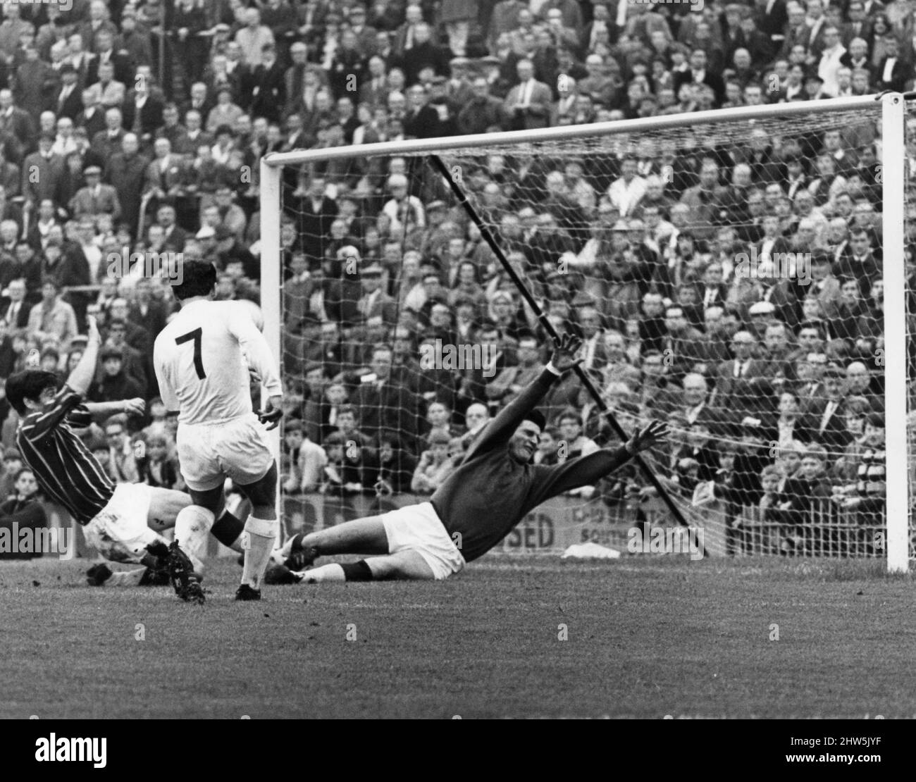 Crystal Palace / Bristol City League Match al Selhurst Park Ottobre 1968. Il portiere del palazzo John Jackson spinge un colpo da Trevor Tainton No.7 intorno al posto per un angolo, anche illustrato, John Banister a sinistra Punteggio finale: Crystal Palace 2-1 Bristol City Foto Stock