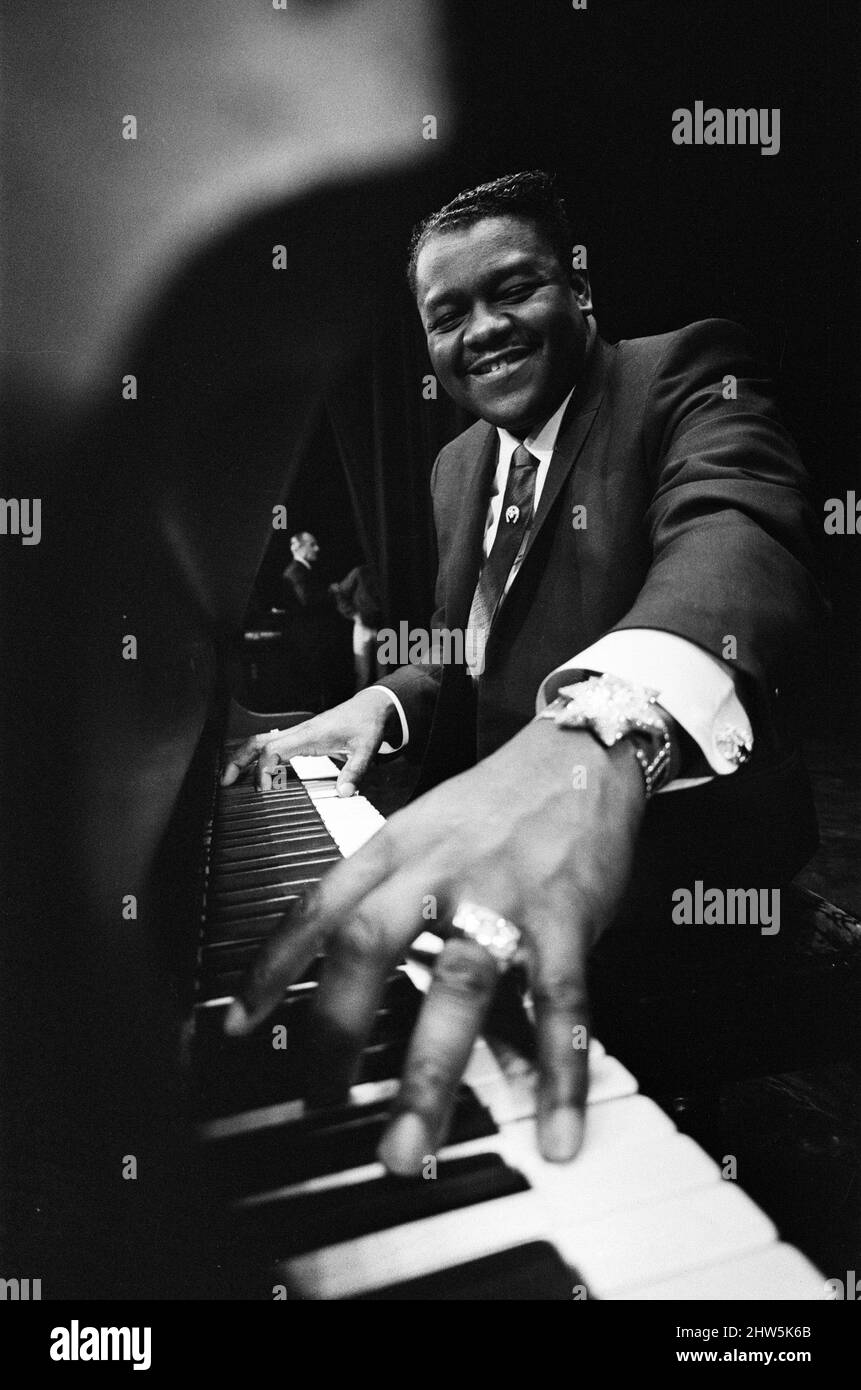 Gioielli studded Fats Domino al teatro Saville, pesato con ¿59.000 di gioielli. Nella foto, Domino al pianoforte del palco del teatro che si prepara per lo spettacolo di stasera. Questa è la prima apparizione pubblica di Domino in Gran Bretagna. 27th marzo 1967. Foto Stock