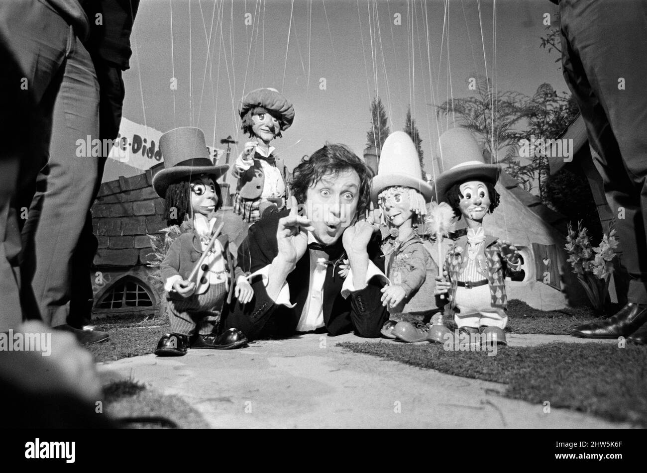 Ken Dodd nel villaggio di Diddy con i props per i suoi nuovi bambini show per la BBC, foto scattate alla BBC Dickenson Road Studios. 4th novembre 1968. Foto Stock