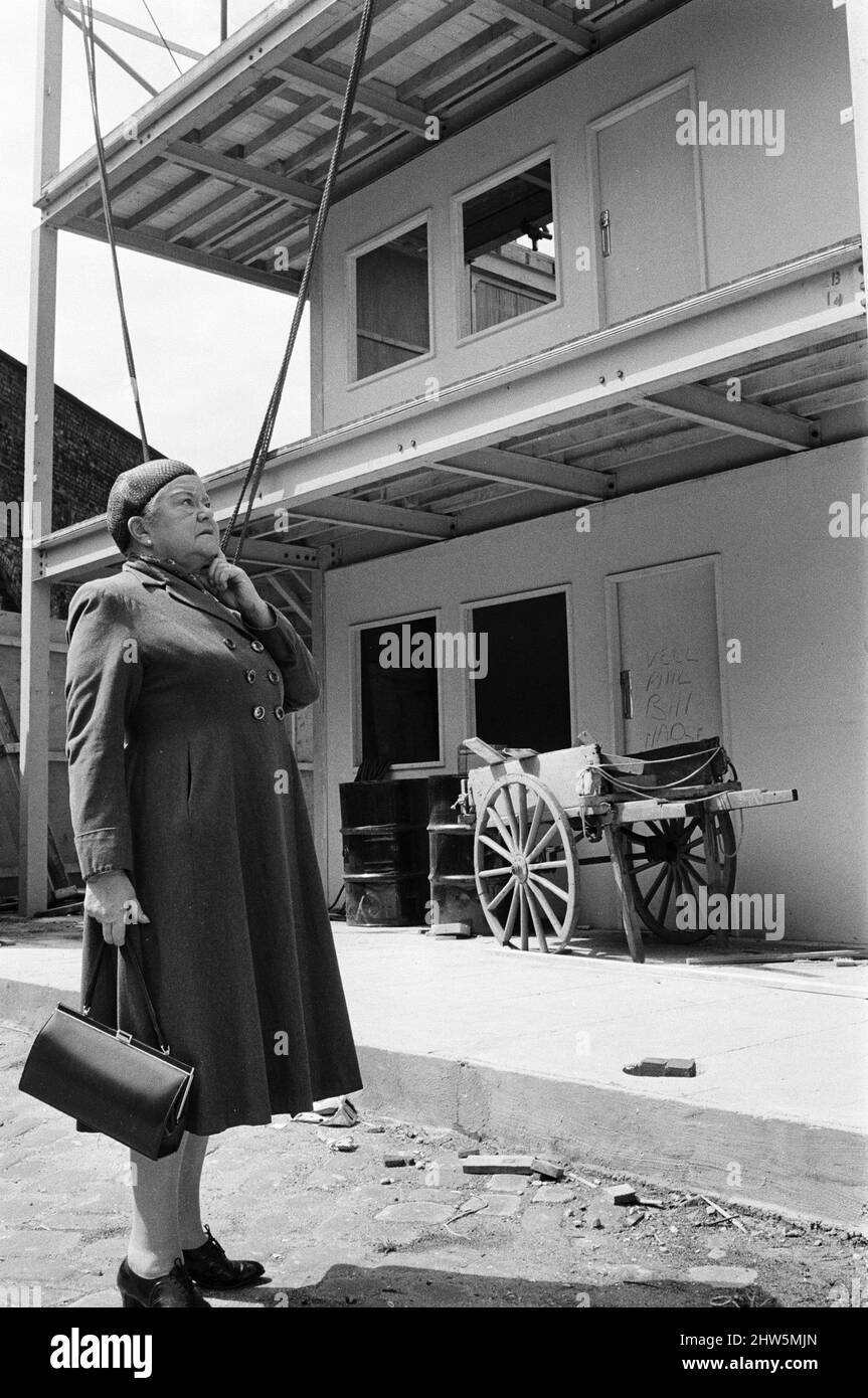 Una nuova strada per 'Coronation Street'. Granada TV hanno costruito un set per l'esterno per riprendere alcune scene. Nella foto è raffigurato il membro del cast Ena Sharples (Violet Carson). 18th maggio 1968. Foto Stock