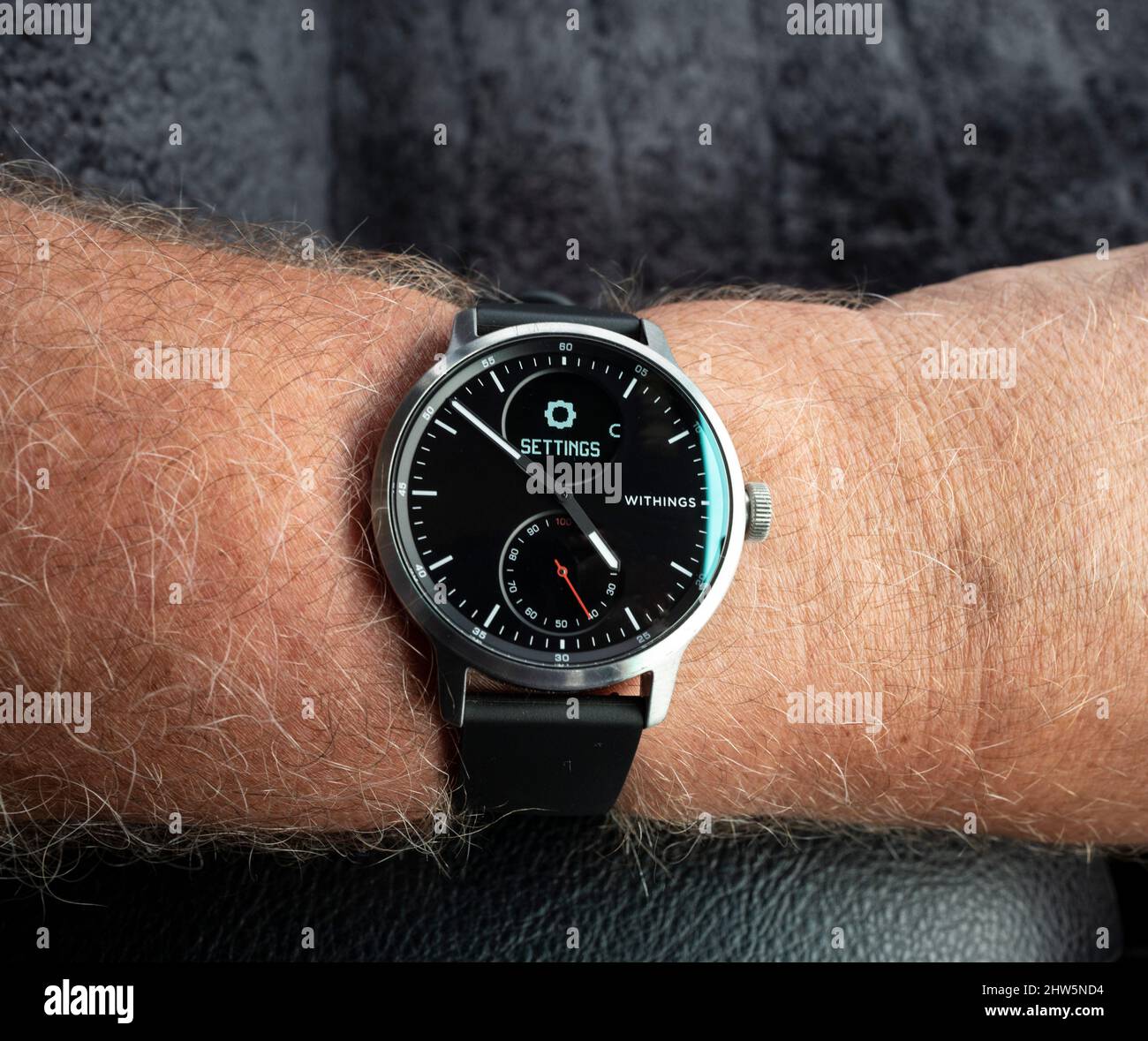 withings scanwatch 42mm faccia nera che mostra l'icona delle impostazioni Foto Stock