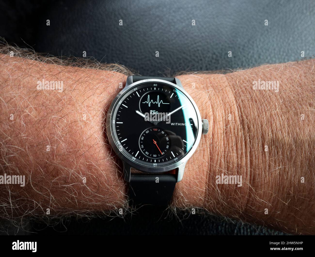la faccia nera del canwatch withings 42mm mostra la lettura dell'ecg Foto Stock