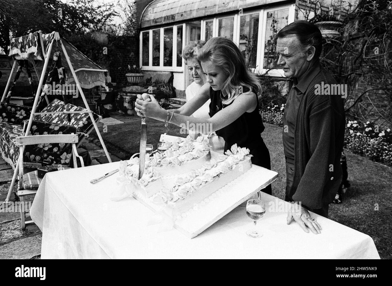 Hayley Mills festeggia il suo 21st compleanno a casa dei suoi genitori a Richmond Hill, Surrey. Hayley è raffigurato con i suoi genitori, Mary Hayley Bell e l'attore John Mills. 18th aprile 1967. Foto Stock
