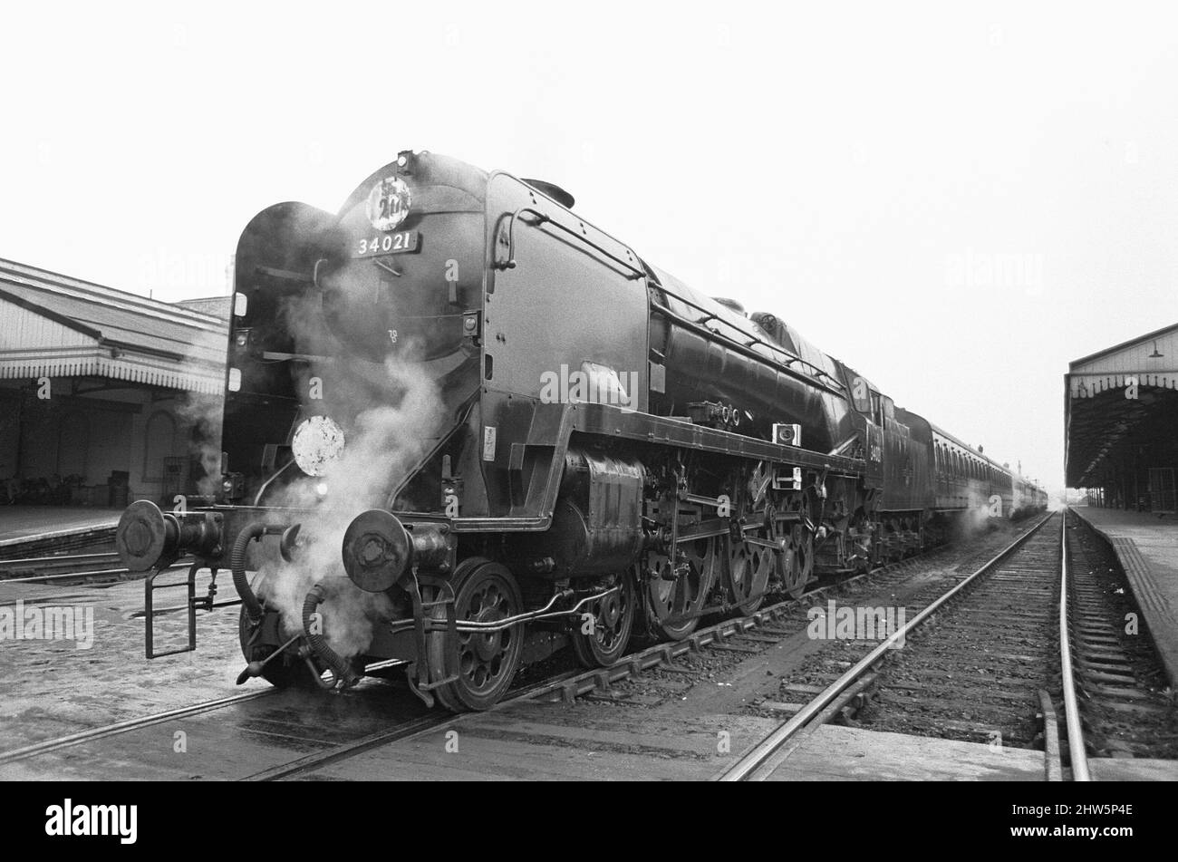 Numero 34021 Dartmoor una locomotiva Bulleid Pacific della West Country Class, vista qui prima di lasciare Salisbury, Wiltshire diretto a Londra, Waterloo per l'ultima volta prima del retirement30th aprile 1967. Foto Stock