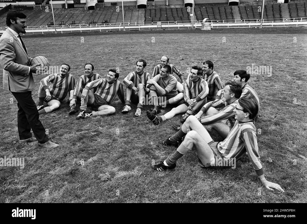 Jimmy Hill ha mostrato di parlare con una squadra di calcio. Il presentatore televisivo Dickie Davies è terzo dalla sinistra seduta. 30th luglio 1968. Foto Stock