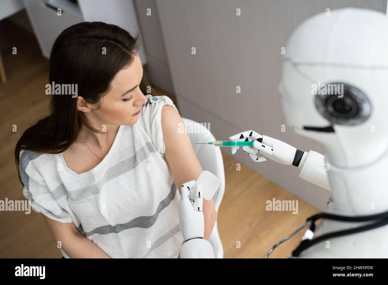 Robot Doctor iniezione braccio paziente con vaccino Foto Stock