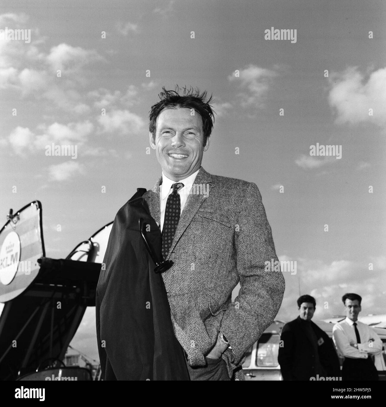 Adam West, che gioca a Batman in TV, raffigurato all'arrivo all'aeroporto di Heathrow. 7th maggio 1967. Foto Stock