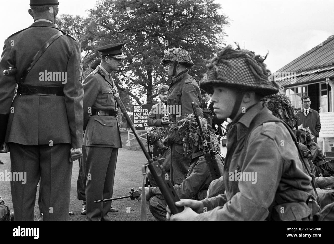 Il Principe Filippo, Duca di Edimburgo, ha visitato il Battaglione dei giovani leader della fanteria al Park Hall Camp, Oswestry, Shropshire. In camouflaged battaglia e i soldati del ragazzo del campo fare un esercizio di cavalleria aerea sul campo di cricket. 26th maggio 1967. Foto Stock