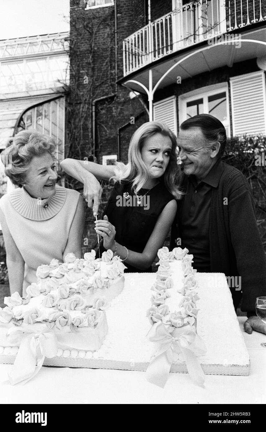 Hayley Mills festeggia il suo 21st compleanno a casa dei suoi genitori a Richmond Hill, Surrey. Hayley è raffigurato con i suoi genitori, Mary Hayley Bell e l'attore John Mills. 18th aprile 1967. Foto Stock