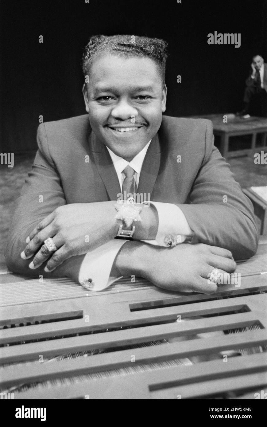 La star americana del rock and roll Fats Domino al pianoforte sul palco del Saville Theatre di Londra mentre si prepara per lo spettacolo serale con gerry e i Pacemakers. Questa è la sua prima performance in Gran Bretagna. 27th marzo 1967. Foto Stock