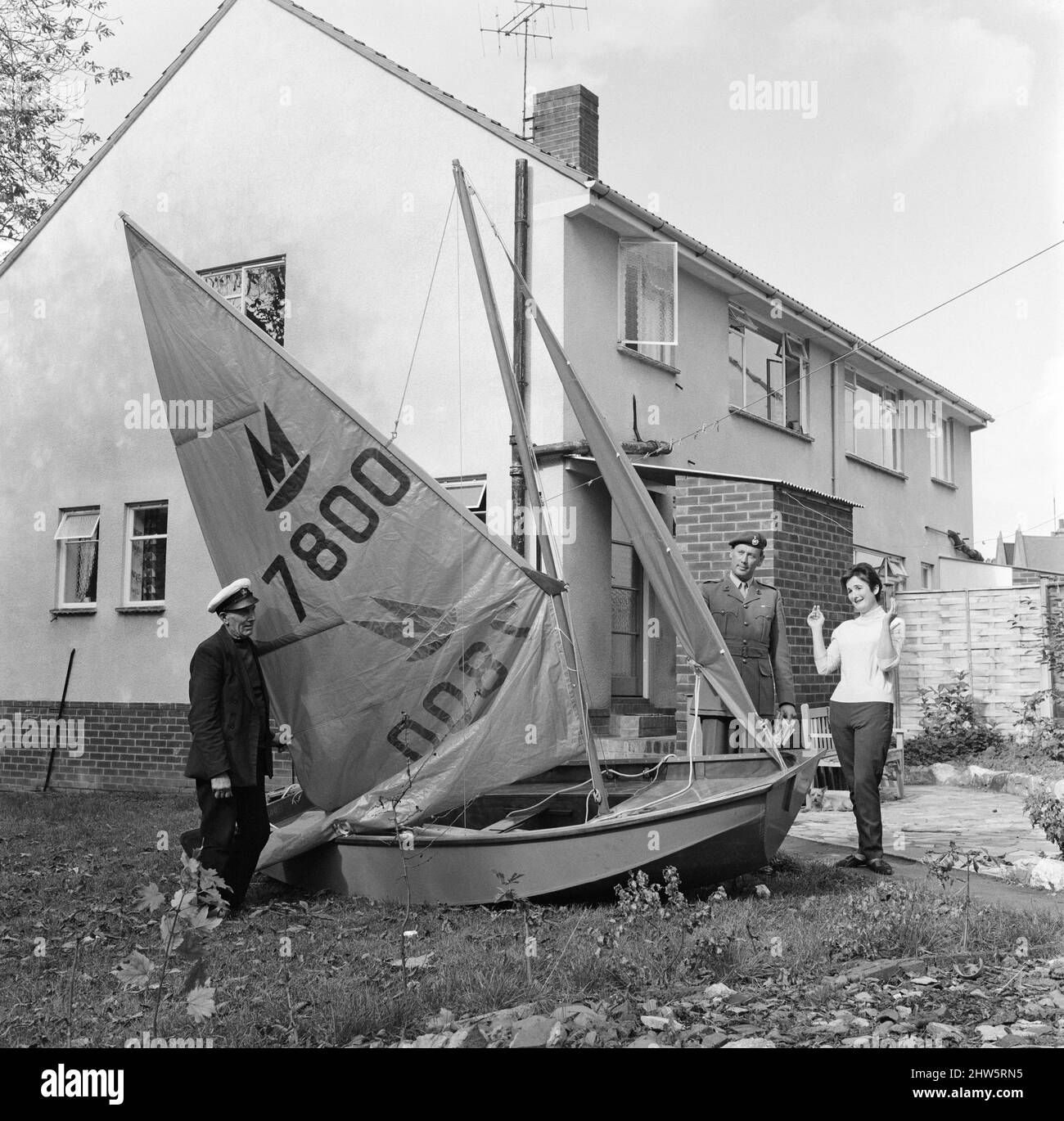 La signora Betty Ann Williams o Exmouth, Devon ha acquistato un biglietto da sei centesimi in una competizione gestita dai Royal Marines in uno sforzo a livello nazionale per raccogliere fondi per il Royal Marines Sailing Club, per revisionare il loro pilota oceanico che ha sede a Portsmouth. Il premio era un gommone a vela Mirror Star, e con sua sorpresa i Marines si sono rivolti a casa sua oggi (Lunedi) con il gommone. La signora Williams si è rallegrata per il suo 32nd compleanno di domani (martedì) e ha affermato: "Cosa potrebbe essere meglio di un gommone da vela per un regalo”. 3rd ottobre 1967 . Foto Stock