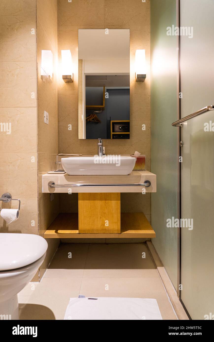 Un bagno in una moderna camera d'hotel di lusso. Foto Stock