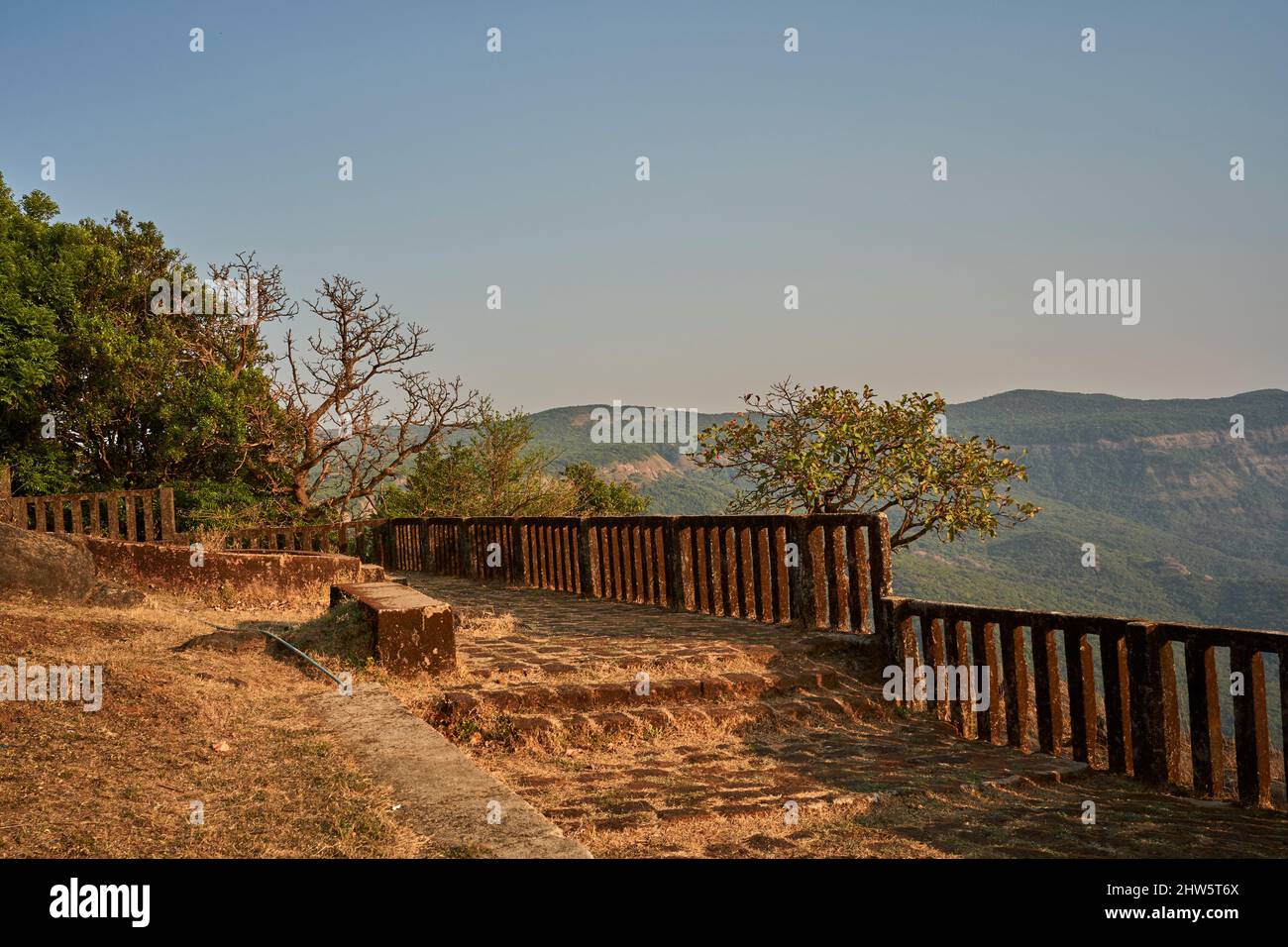 Una vista panoramica delle colline di Sahyadri spazia dai ghat occidentali di mahadevgad, Amboli, Maharashtra, India. Foto Stock