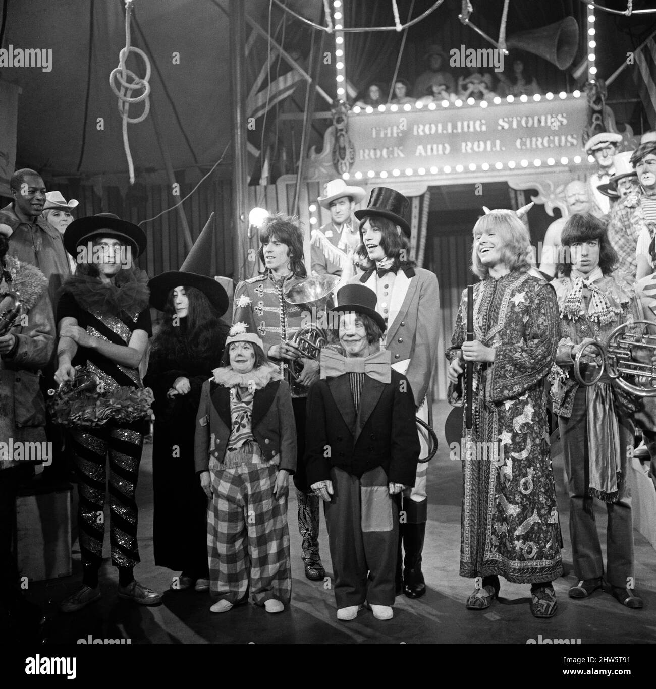 Lo speciale TV Rolling Stones Rock 'n' Roll Circus, Intertel Studios, Stonebridge Park, 11 dicembre 1968. L-R: John Lennon & Yoko Ono, Keith Richards, Mick Jagger, Brian Jones & Bill Wyman Foto Stock
