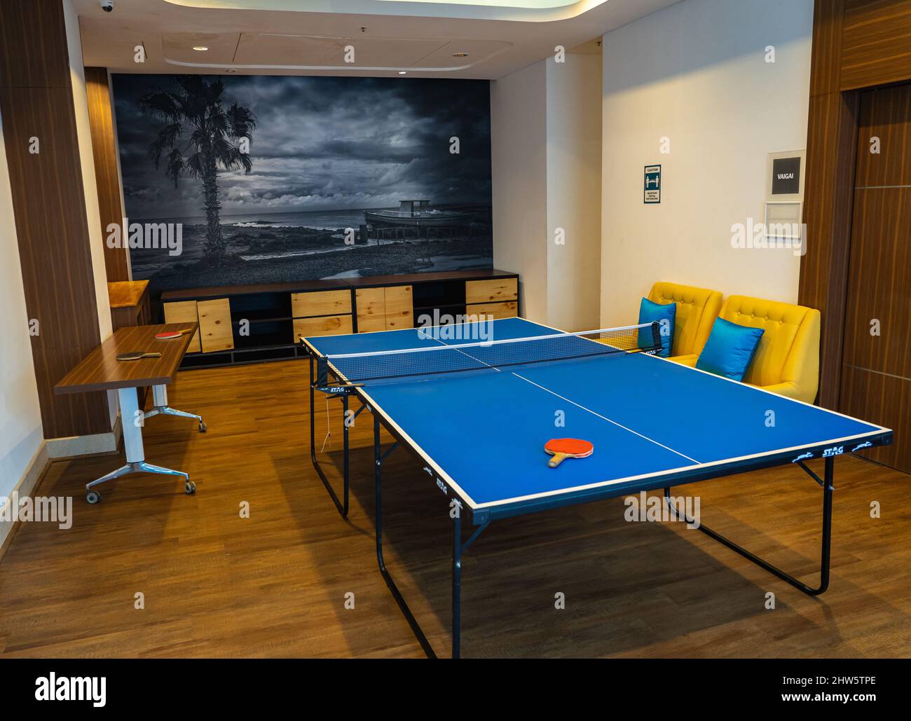 Un tavolo da ping pong blu in una sala ricreativa. Foto Stock