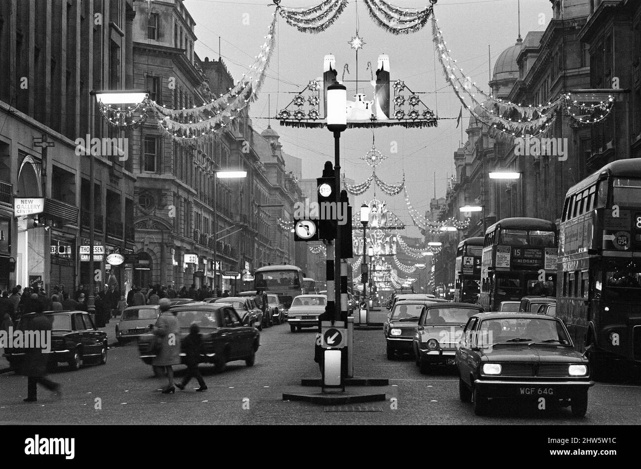 Luci di Natale a Regents Street, Londra, domenica 1st dicembre 1968. Foto Stock