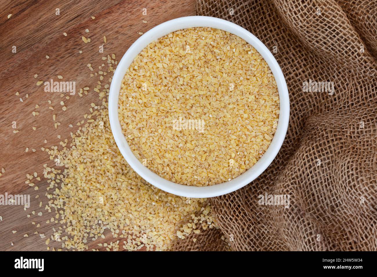 Selezione di diversi e alternativi grani sani sulla superficie hessian Foto Stock