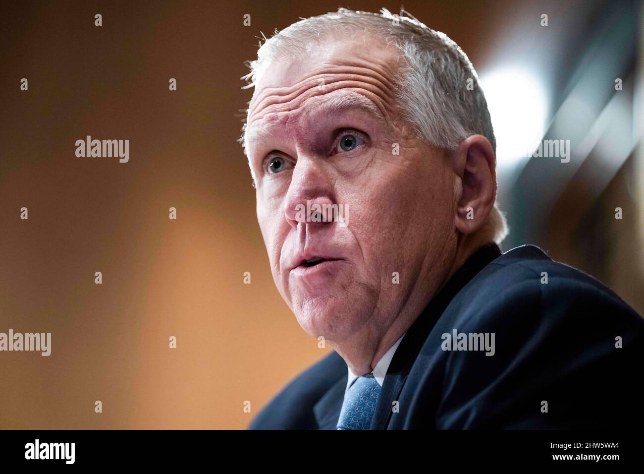 Il Sen. Thom Tillis, R-N.C., mette in discussione il presidente della Federal Reserve Jerome Powell durante l'audizione del Comitato bancario del Senato intitolata "il rapporto semestrale sulla politica monetaria al Congresso", nell'edificio Dirksen di Washington, DC, USA giovedì 3 marzo 2022. Foto di Tom Williams/Pool/ABACAPRESS.COM Foto Stock