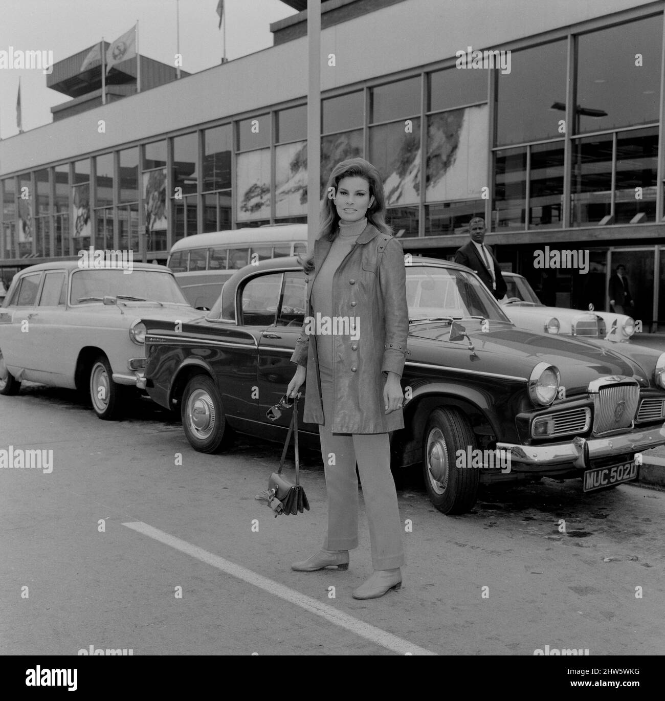 Raquel Welch è arrivato all'aeroporto di Heathrow, Londra, questa mattina, sabato 3rd giugno 1967, per suonare la parte di 'Lust' in un nuovo film chiamato 'Bedazzled' con Peter Cook, Dudley Moore ed Eleanor Bron. Raquel gioca la parte di uno dei sette peccati mortali, e il film è tratto da una storia originale di 'dud' e 'Pete'. Miss Welch arrivò da Los Angeles, via Francoforte, e il viaggio durò 18 ore, a causa della nebbia mattutina su Londra. All'inizio ha rifiutato di togliere i suoi occhiali da sole perché 'io guardo così terribile' ma dopo 15 minuti nelle 'Ladies' è emersa e 'Wow!!!!' Foto scattata 3rd Ju Foto Stock