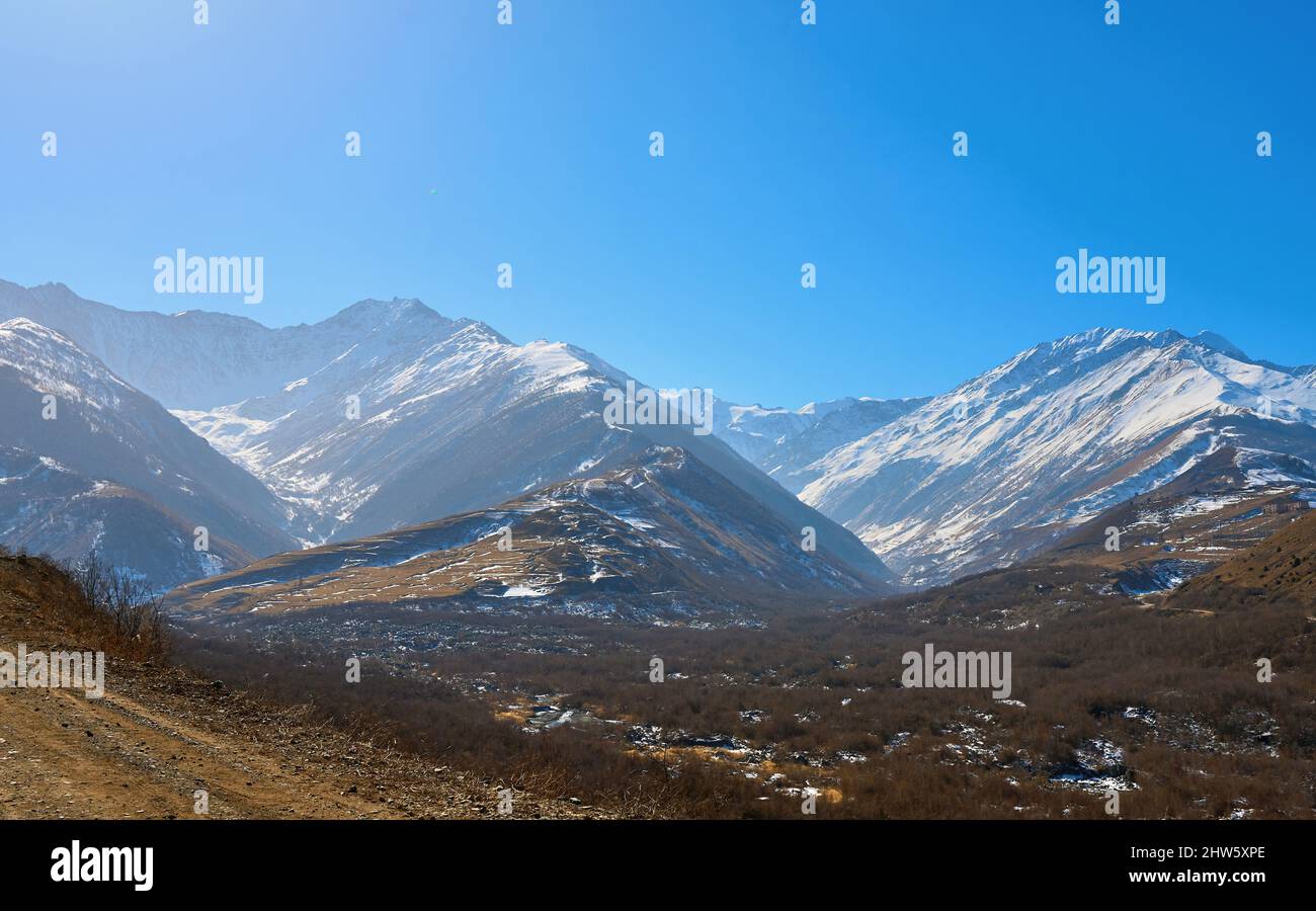 Guidare su strade di montagna immagini e fotografie stock ad alta ...