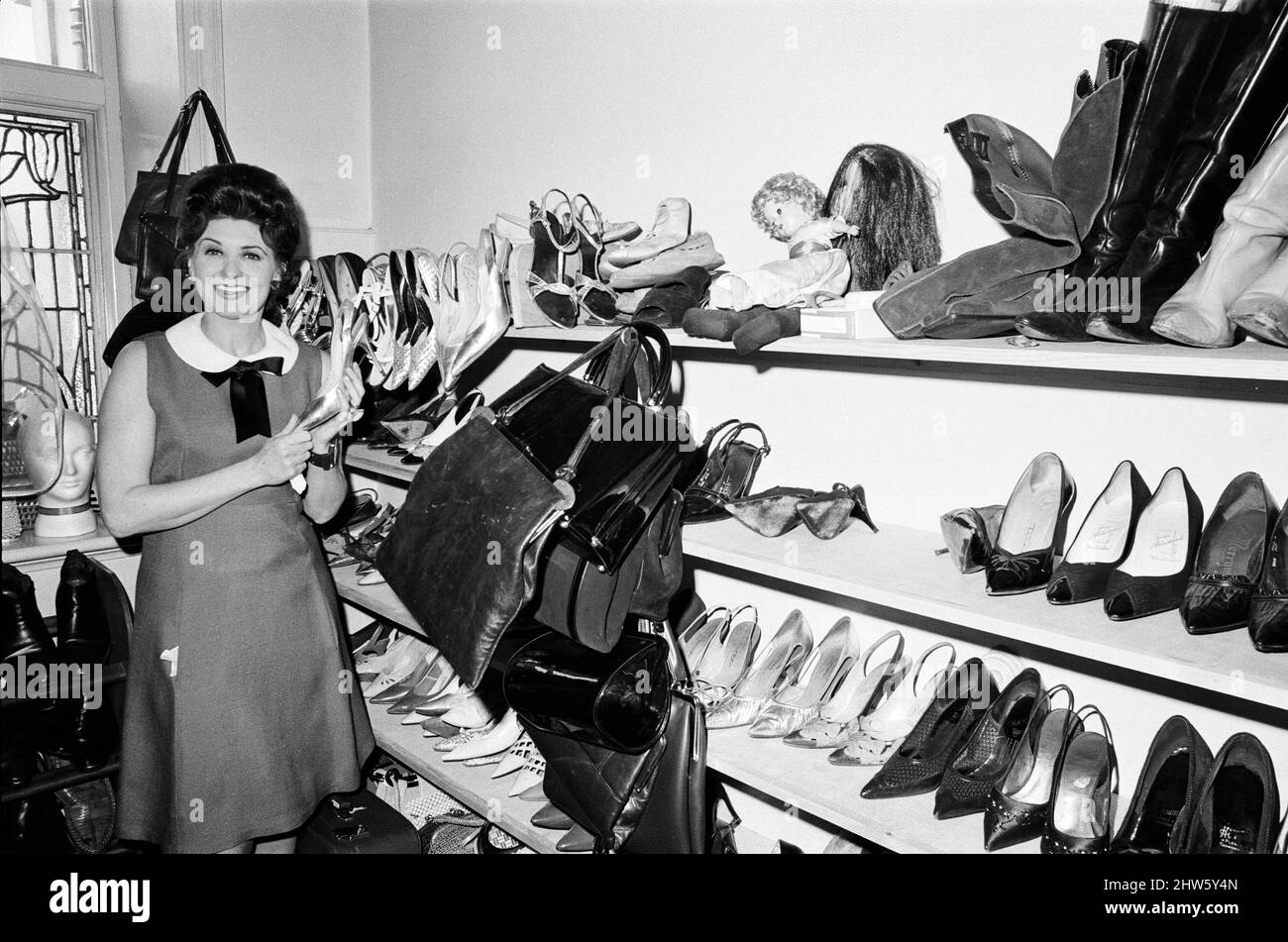 Pat Phoenix a casa con la sua collezione di scarpe. 16th aprile 1968. Foto Stock