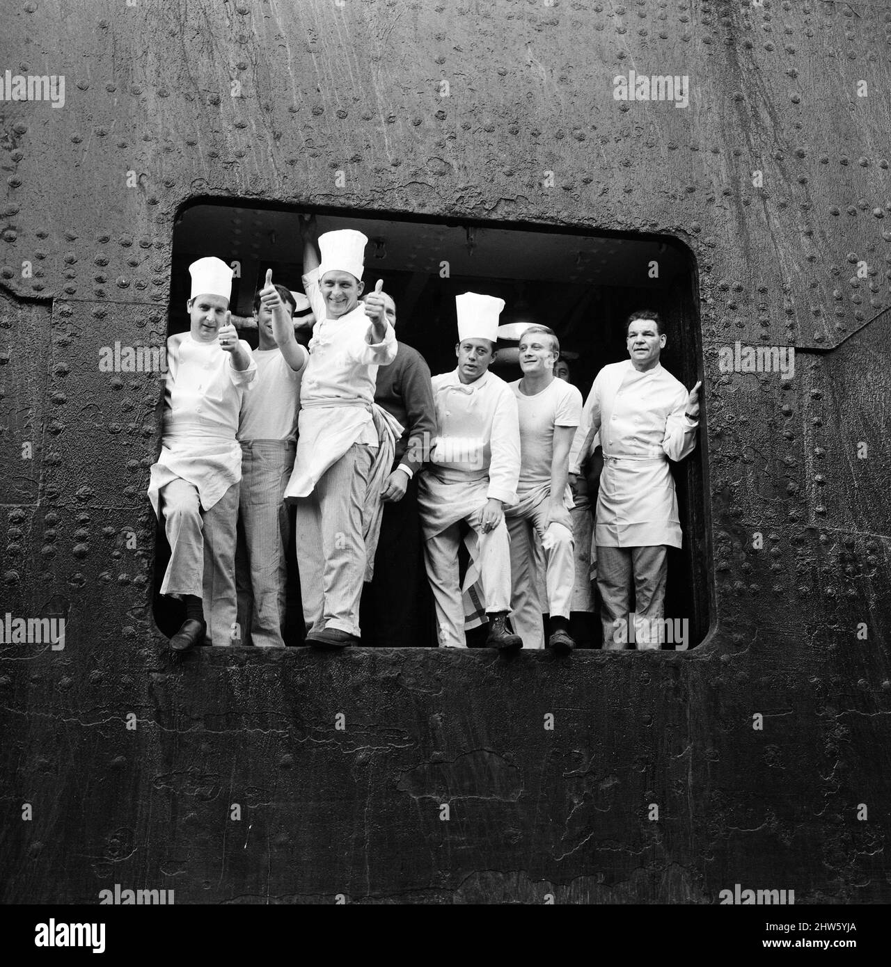 La Cunard White Star Liner Queen Mary vele per l'ultima volta. I cuochi della nave che ondeggiavano dalla galleria. 31st ottobre 1967. Foto Stock