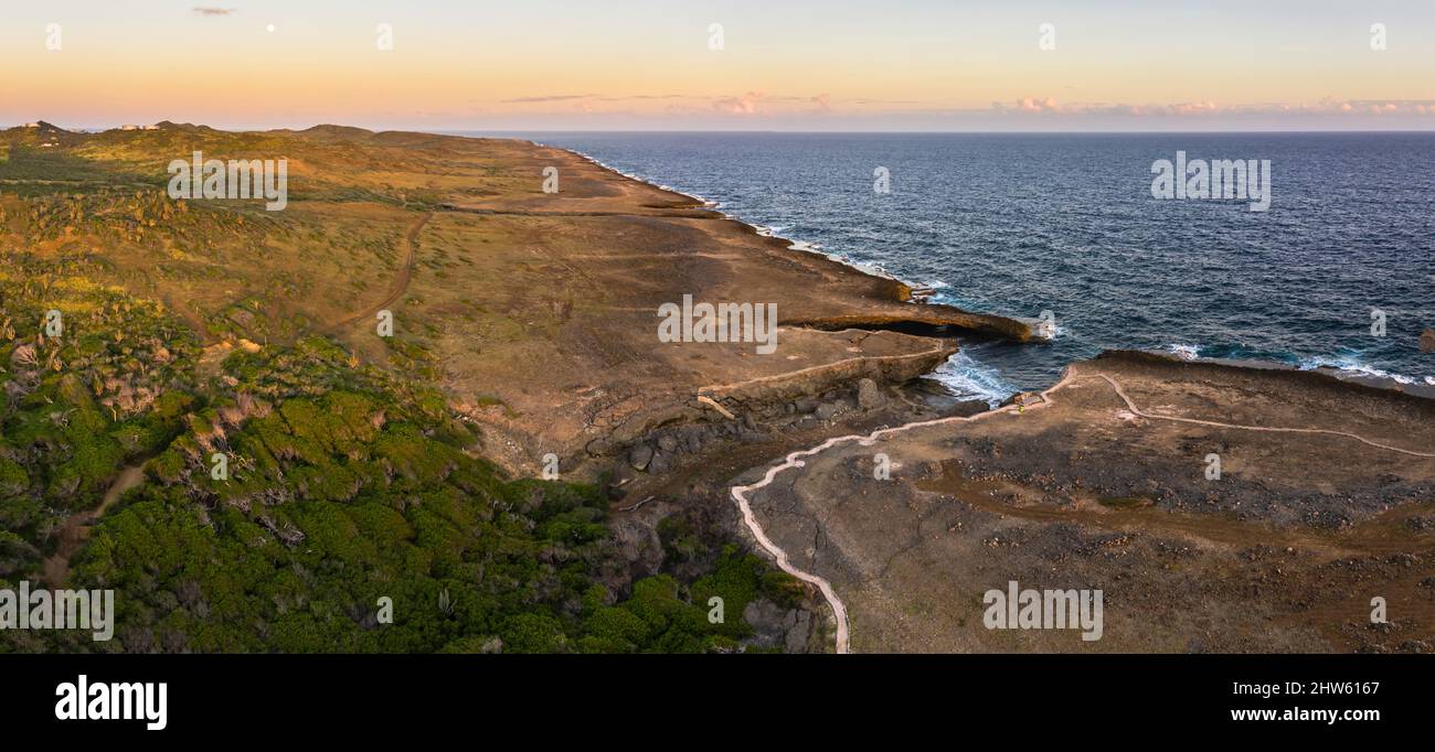 Vista aerea del paesaggio costiero con l'oceano, scogliera, lungo il lato grezzo nord, Curacao, Caraibi Foto Stock