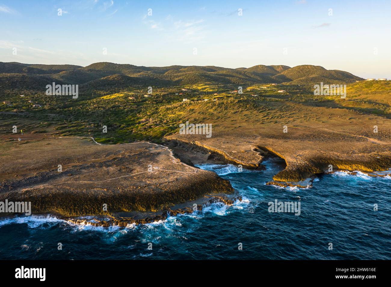 Vista aerea del paesaggio costiero con l'oceano, scogliera, lungo il lato grezzo nord, Curacao, Caraibi Foto Stock