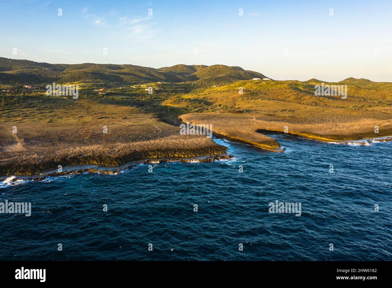 Vista aerea del paesaggio costiero con l'oceano, scogliera, lungo il lato grezzo nord, Curacao, Caraibi Foto Stock